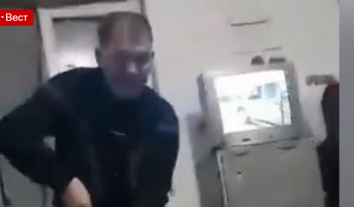 Ish “naçallniku” policor maqedonas pastron qelinë për personat që i kishte burgosur (VIDEO)