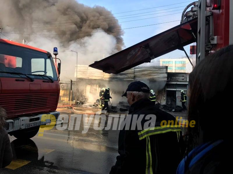 Ndërron jetë një person nga zjarri që shpërtheu në shitoren për goma në Shkup