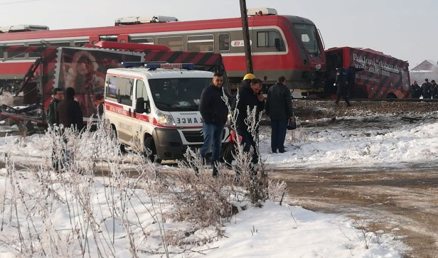 5 të vdekur e 30 të lënduar në Serbi – treni godet autobusin