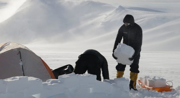 Babë e bijë shqiptarë bllokohen në majën më të lartë të Arktikut, temperatura -40˚ celsius