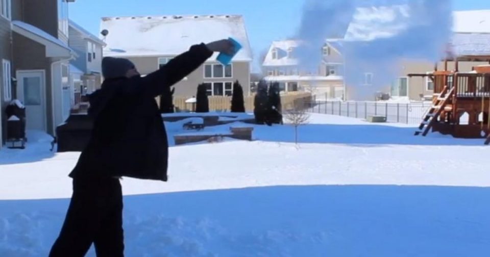 Magjia siberiane në Çikago, hedh ujin e nxehtë në ajër në – 50 gradë celsius – brenda sekondës shndërrohet në akull (Video)