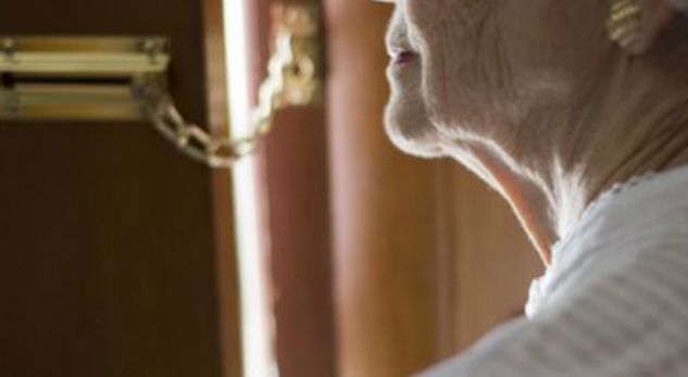 Ra në dashuri me të riun, 91-vjeçarja harxhoi 100 mijë euro