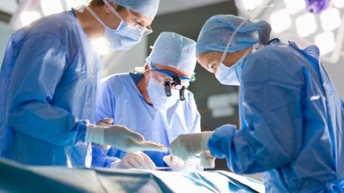 Kreu gjashtë intervenime pandërprerë, kirurgun e zuri gjumi duke mbajtur dorën e operuar të pacientit (Foto)