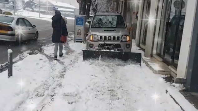 Shkupjani me ekskavator të improvizuar pastron trotuaret në qendër të qytetit (Video)