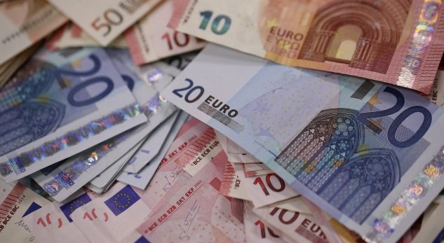 Gjashtë persona, prej të cilëve tre shtetas nga Kosova dhe tre nga Maqedonia, të cilët dyshohen se fusnin në treg monedha 2 euro të falsifikuara