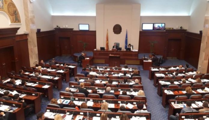 Deputetët i kthehen punës