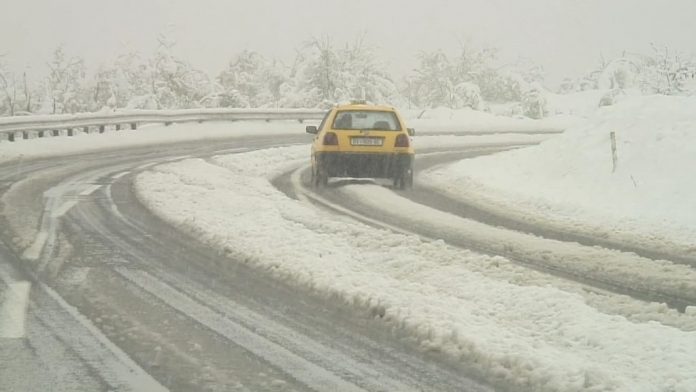 Reshjet e borës bllokojnë disa fshatra të Dibrës