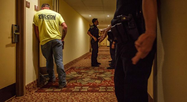 Shkoi në hotel pas raportimit për dhunë, polici gjen gruan e tij duke bërë orgji