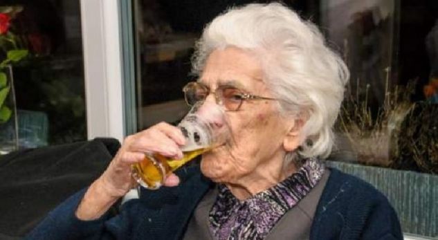 Nuk pyet për këshillat e mjekut, 97-vjeçarja konsumon deri në 22 birra në ditë
