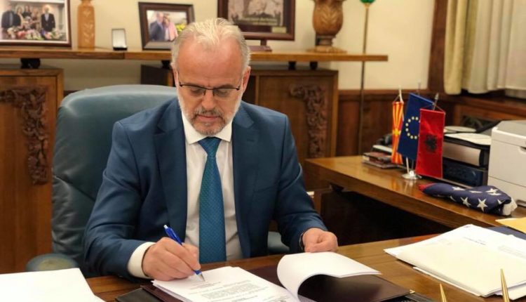 Ligji për gjuhën shqipe edhe në Gazetën Zyrtare, e nënshkroi Talat Xhaferi