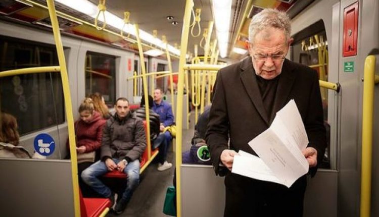 Personi që po qëndron në këmbë në autobus është President i Austrisë