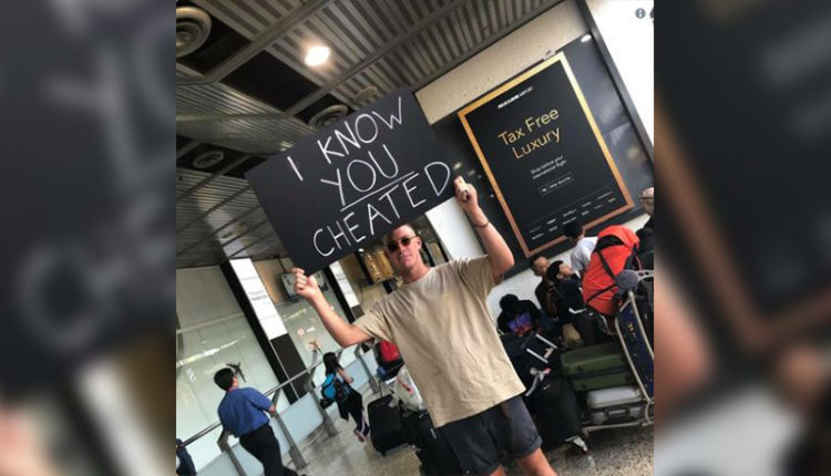 Pret të dashurën në aeroport me pankartën: “E di që më ke tradhëtuar”