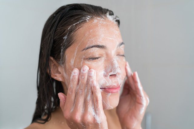 Fytyra nuk duhet larë në dush dhe dermatologët shpjegojnë arsyen