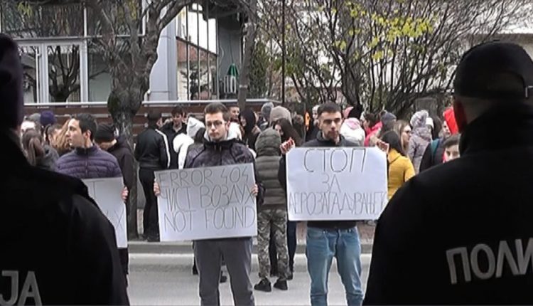 Protestë para Kuvendit të Maqedonisë, kundër ndotjes së ajrit
