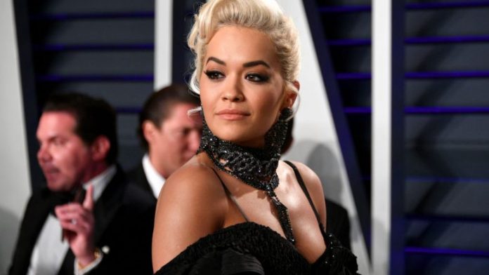 E tëra me të zeza, Rita Ora shkëlqen në gjatë Oscarit