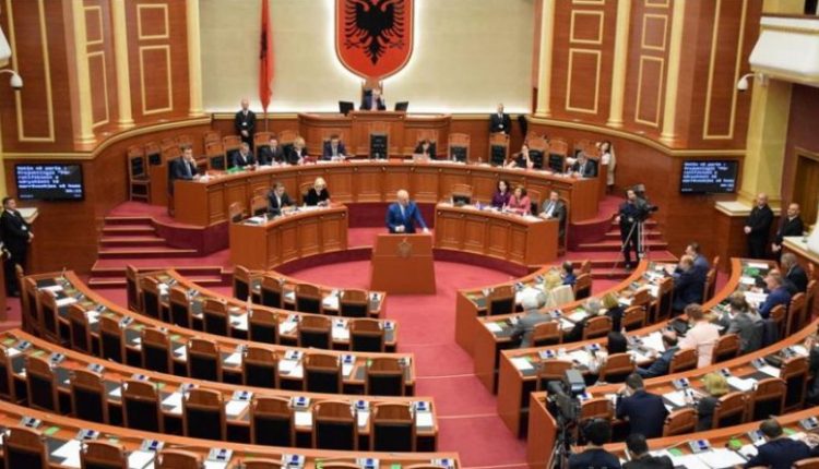 Parlamenti i Shqipërisë edhe zyrtarisht pa opozitë