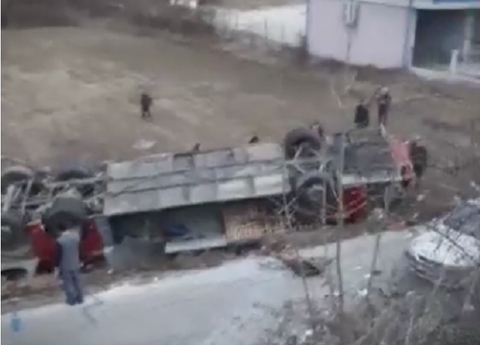 Pamje të trishtueshme: Të plagosurit kërkojnë ndihmë në aksidentin tragjik në autostradën Shkup-Tetovë (VIDEO+18)