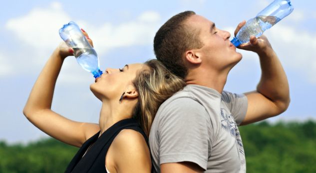 Kur duhet të pimë ujë gjatë ditës dhe cilat janë efektet nëse i përmbahemi orarit?