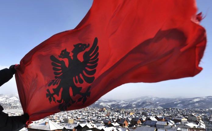 230 euro gjobë për shqiptarin në Mal të Zi, sepse vendosi flamurin kombëtar mbi çatinë e shtëpisë