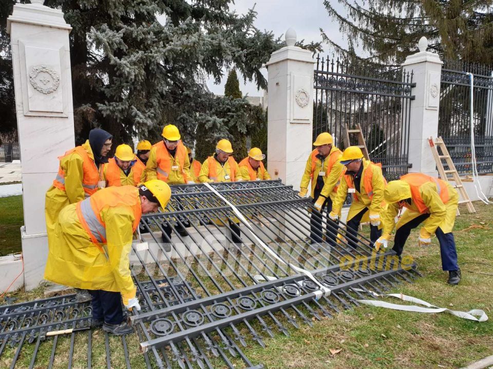 Hiqet gardhi i hekurt para Qeverisë së Maqedonisë (Video)