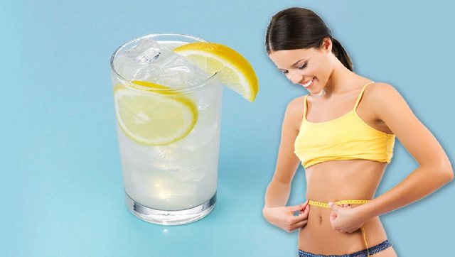 A duhet të pimë çdo ditë ujë me limon, ç’mendojnë mjekët dhe dietologët për këtë trend në rritje