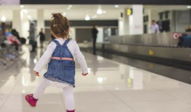 E harroi fëmijën në aeroport, nëna detyron avionin të ulet