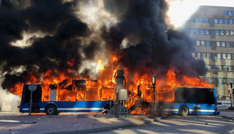 Autobusi i transportit publik shpërthen në mes të Stokholmit (VIDEO)