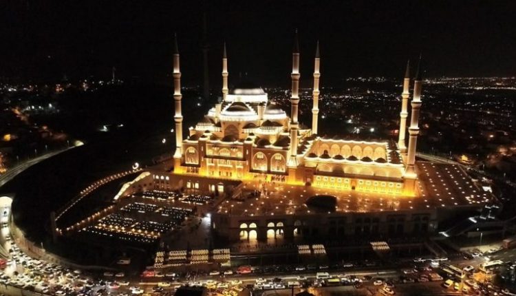 Thirret ezani i parë në xhaminë më të madhe të Turqisë (VIDEO)