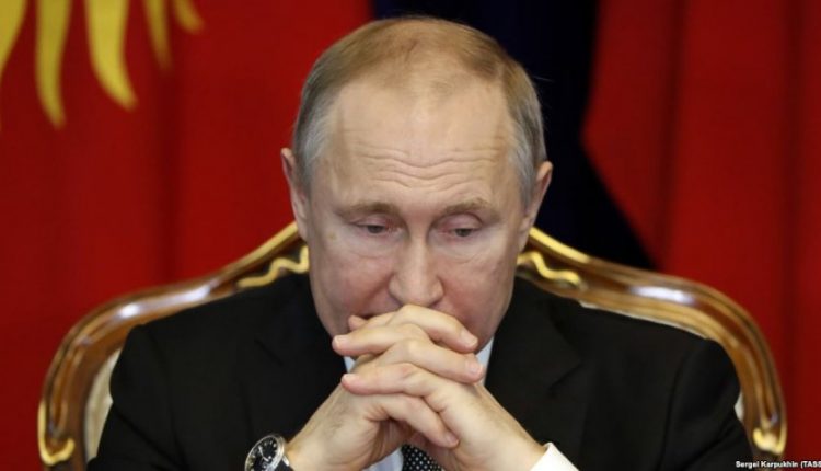 Putinit i hapet edhe një varr