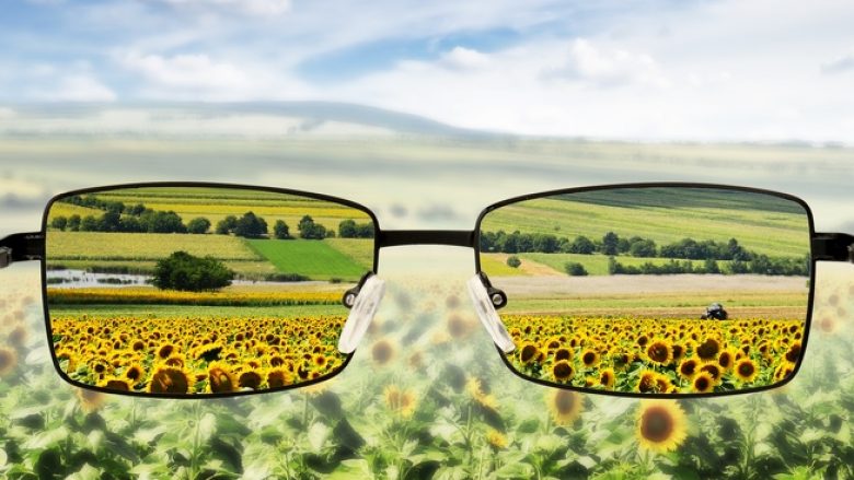 Doktorët e syve i tregojnë këshillat që duhet t’i ndiqni për të mos pasur nevojë për syze