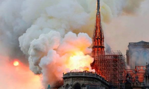 Shembet çatia e katedrales Notre Dame, publikohen pamjet rrëqethëse (Foto/Video)