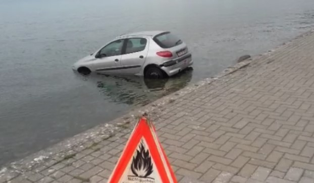 Makina bie në Liqenin e Ohrit, derisa pronarja pinte kafe (Video)