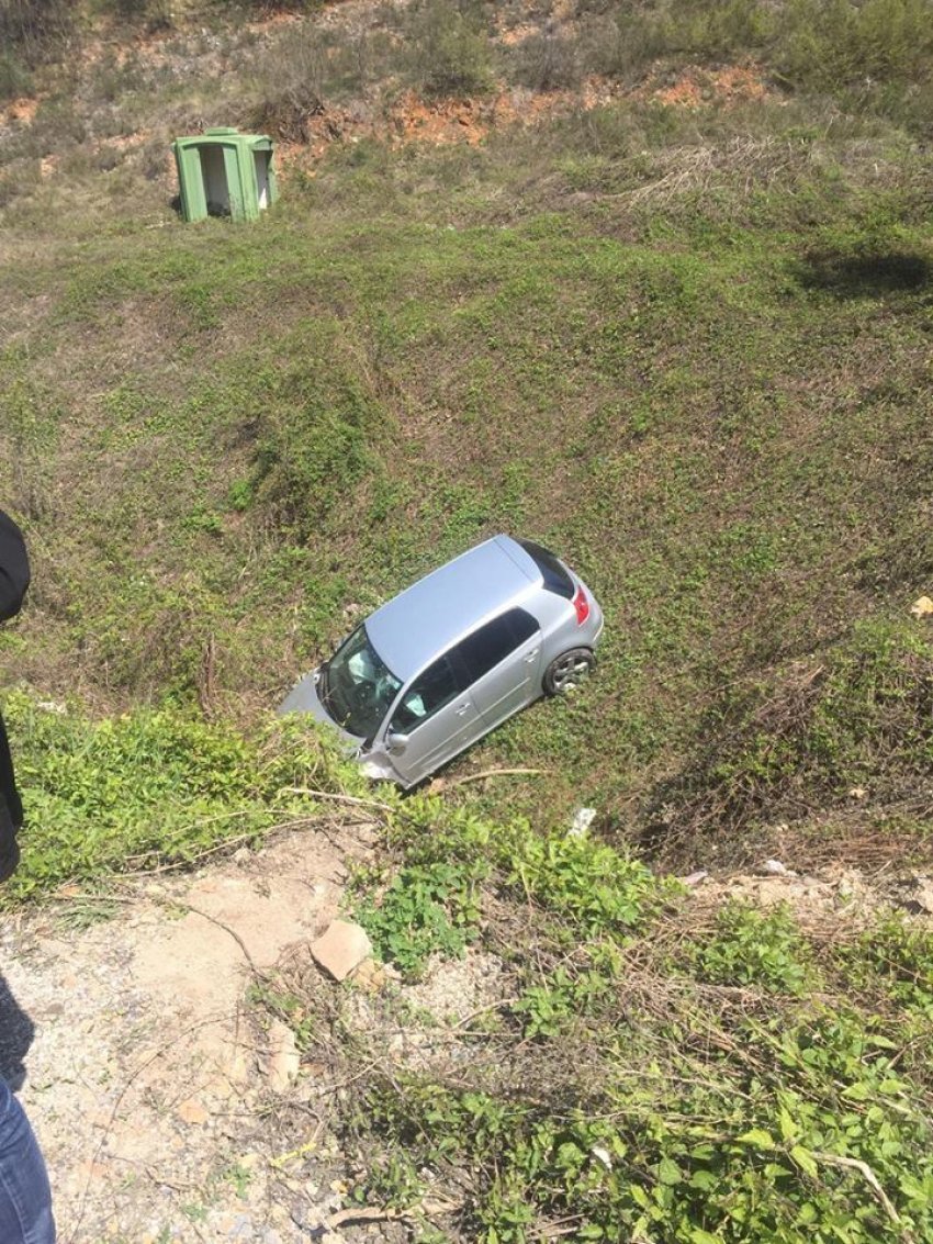 Aksident trafiku në rrugën Gostivar-Kërçovë, vetura përfundon në humnerë