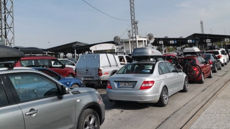 Kolona të gjata në kalimet kufitare, qytetarët e Maqedonisë jashtë shtetit për festën e Pashkëve