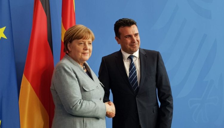 Angela Merkel takohet fillimisht me Zoran Zaev, para fillimit të samitit