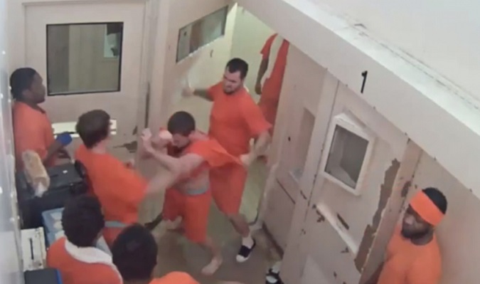 Vrasësi nga Zelanda pritet me dajak të ashpër, shikoni si e rrahën në burg (Video)