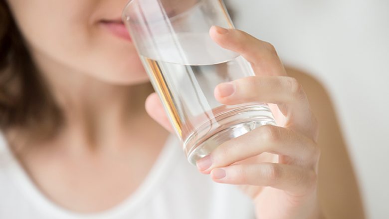 Katër arsyet se përse duhet të pini ujë posa të zgjoheni nga gjumi