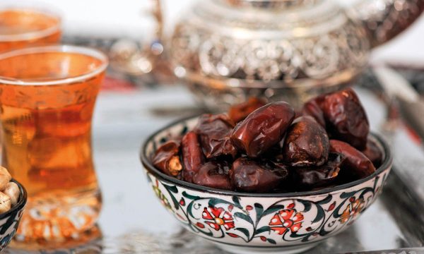 Udhëzues për jomyslimanët: Si të silleni me agjëruesit në Ramazan