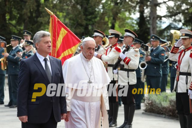 Papa Françesku arriti në Vilën Vodno në takim me autoritetet shtetërore (LIVE)