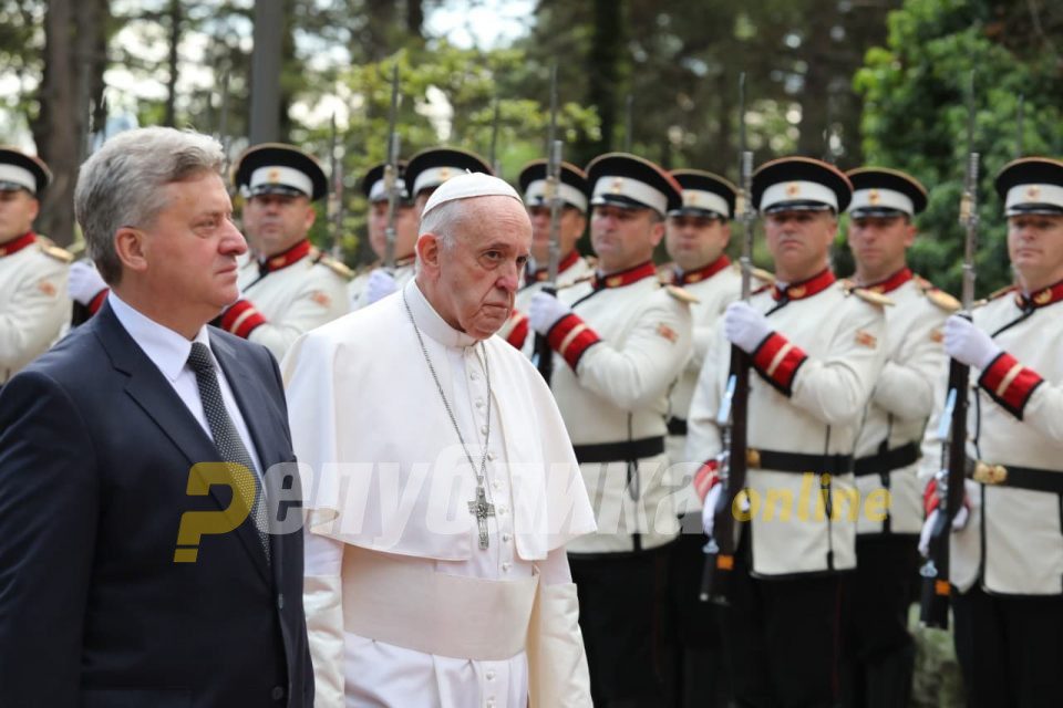 Papa Françesku: Maqedonia e Veriut është urë në mes Lindjes dhe Perëndimit (Video)