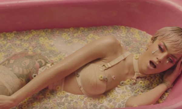 Skenat e nxehta në videoklipin “La Reina” të Dafina Zeqirit
