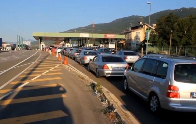 Kolona të gjata në vendkalimet kufitare “Tabanoc” dhe “Bogorodicë”