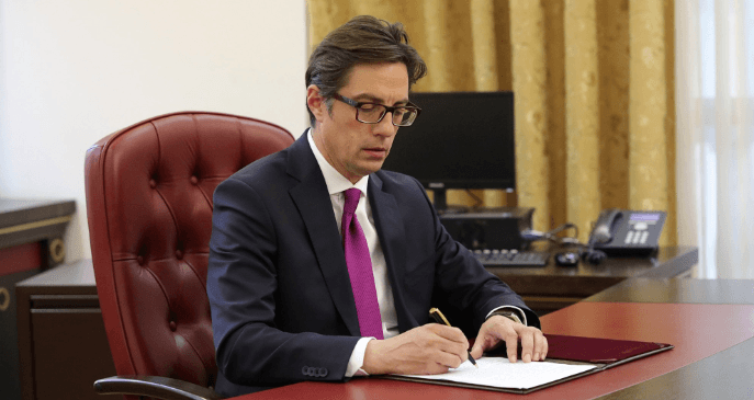 Presidenti Pendarovski nënshkroi dekrete për shpallje edhe të 18 ligjeve