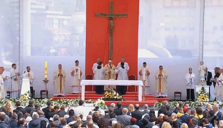 Papa Françesku mban meshë në sheshin “Maqedonia” (LIVE)