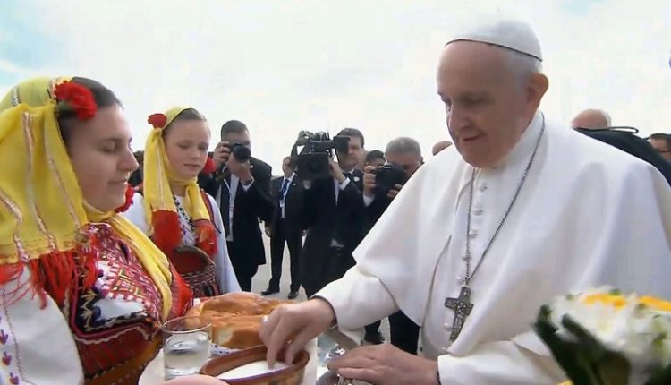 Papa Françesku ka shkelur në tokën e Maqedonisë së Veriut (LIVE)