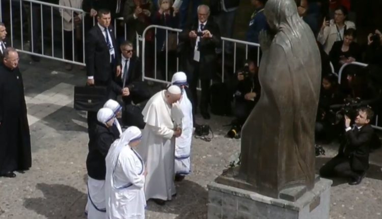 Papa Françesku në shtëpinë përkujtimore të Nënës Terezë, përkulet para përmendores së saj (Foto)