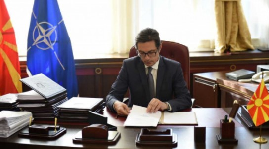 Pendarovski nënshkruan tre ligjet për reformë sociale në Maqedoni