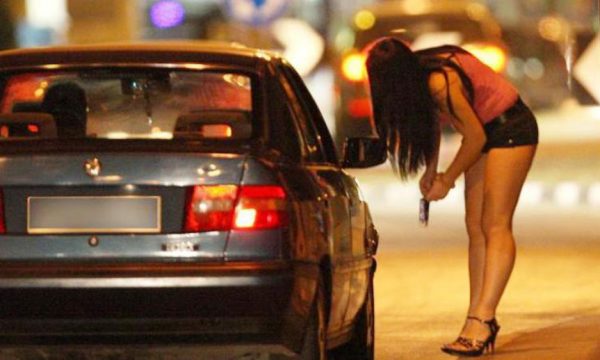 Plaku ndërron jetë duke kryer marrëdhënie intime, prostituta i kërkon policëve paratë