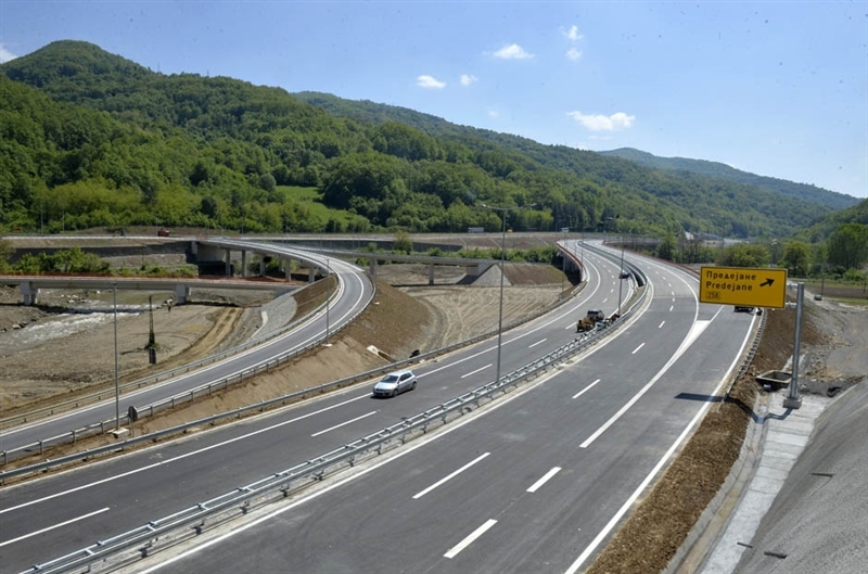 Zaev i ftuar nga Vuçiç në hapjen solemne të autostradës në “Korridorin 10” në Serbi