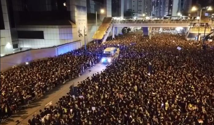 “Si Musai që ndau detin”. 2 milionë protestues i hapin rrugë ambulancës brenda pak sekondave